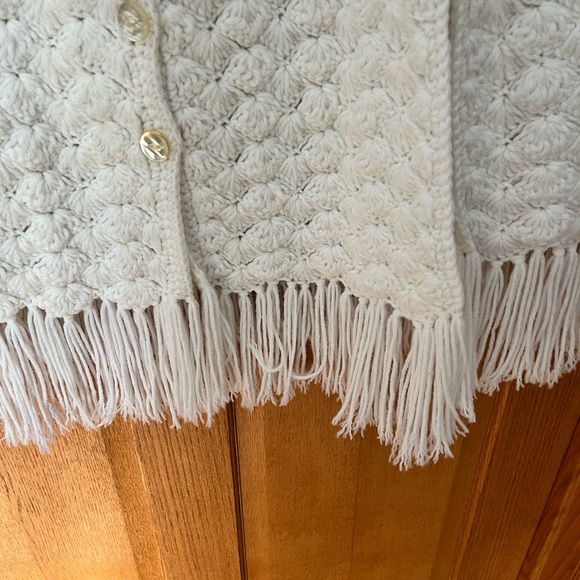 Elegant Cream Knit Cape - Picture 3 of 4